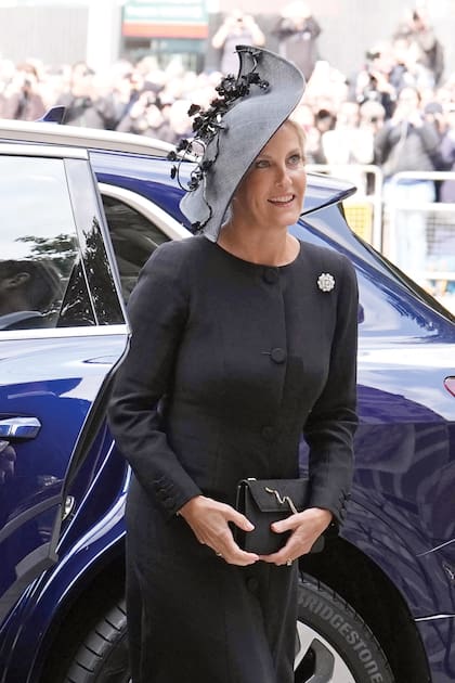 La duquesa
de Edimburgo,
mujer del príncipe
Eduardo, llevó un
abrigo con grandes
botones diseñado por
Catherine Walker que
combinó con zapatos
Penelope Chilvers y
tocado Jane Taylor
London