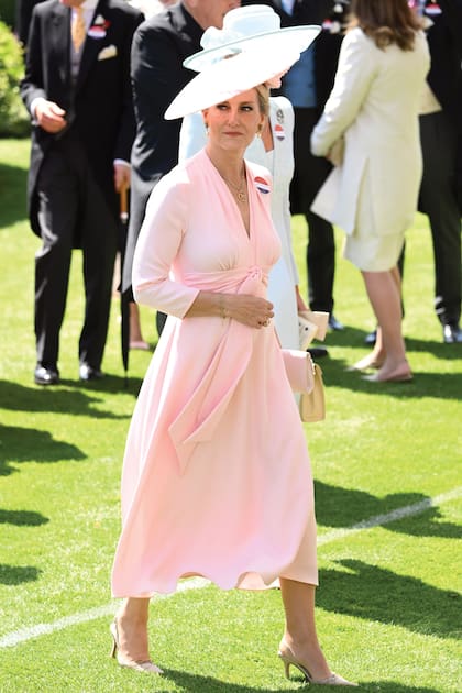 La duquesa de Edimburgo se decantó por una silueta muy femenina, con vestido confeccionado en crêpe de seda de Suzannah London y sombrero en organza italiana Jane Taylor.