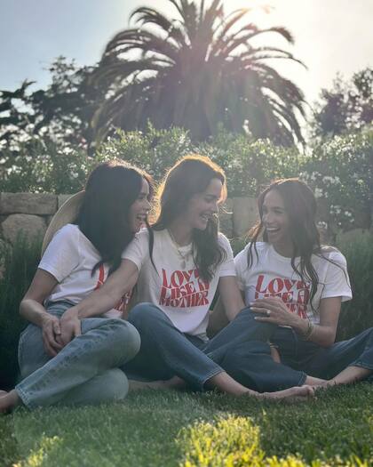 La duquesa de Sussex pasó una tarde con sus íntimas, con quienes se unió para apoyar a una organización benéfica con relación al próximo Día de la Madre (Foto: Instagram/@_heartmom_)