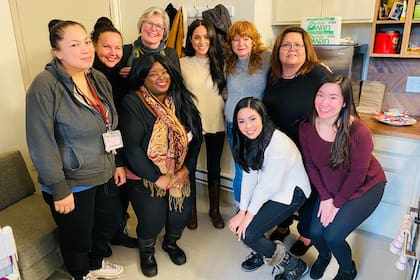 La duquesa de Sussex visitó una un refugio de mujeres en Vancouver, Canadá, días después de la cumbre real en Sandringham; "Miren con quien tomamos el té hoy", escribió en su cuenta de Facebook la organización