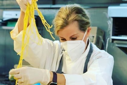 La duquesa de Wessex prepara alimentos como voluntaria para los trabajadores de la salud británicos que luchan contra la pandemia de coronavirus
