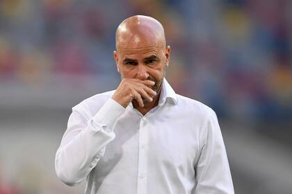 La dura acusación del entrenador del Bayer Leverkusen a Ángel Romero por el rodillazo a Palacios