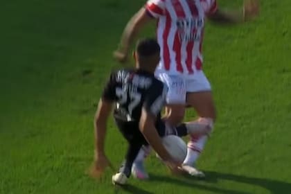 La dura entrada de Goitía (Deportivo Riestra) que le valió la rápida expulsión en el partido ante Unión