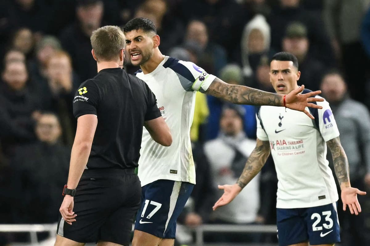 La dura protesta de Cuti Romero al referí John Brooks en el la caída de Tottenham Hotspur ante Liverpool