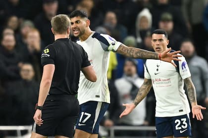 La dura protesta de Cuti Romero al referí John Brooks en el la caída de Tottenham Hotspur ante Liverpool