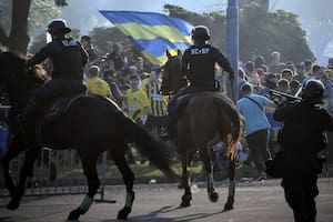 Las imágenes de la dura represión policial contra los hinchas de Central antes del duelo frente a Atlético Mineiro