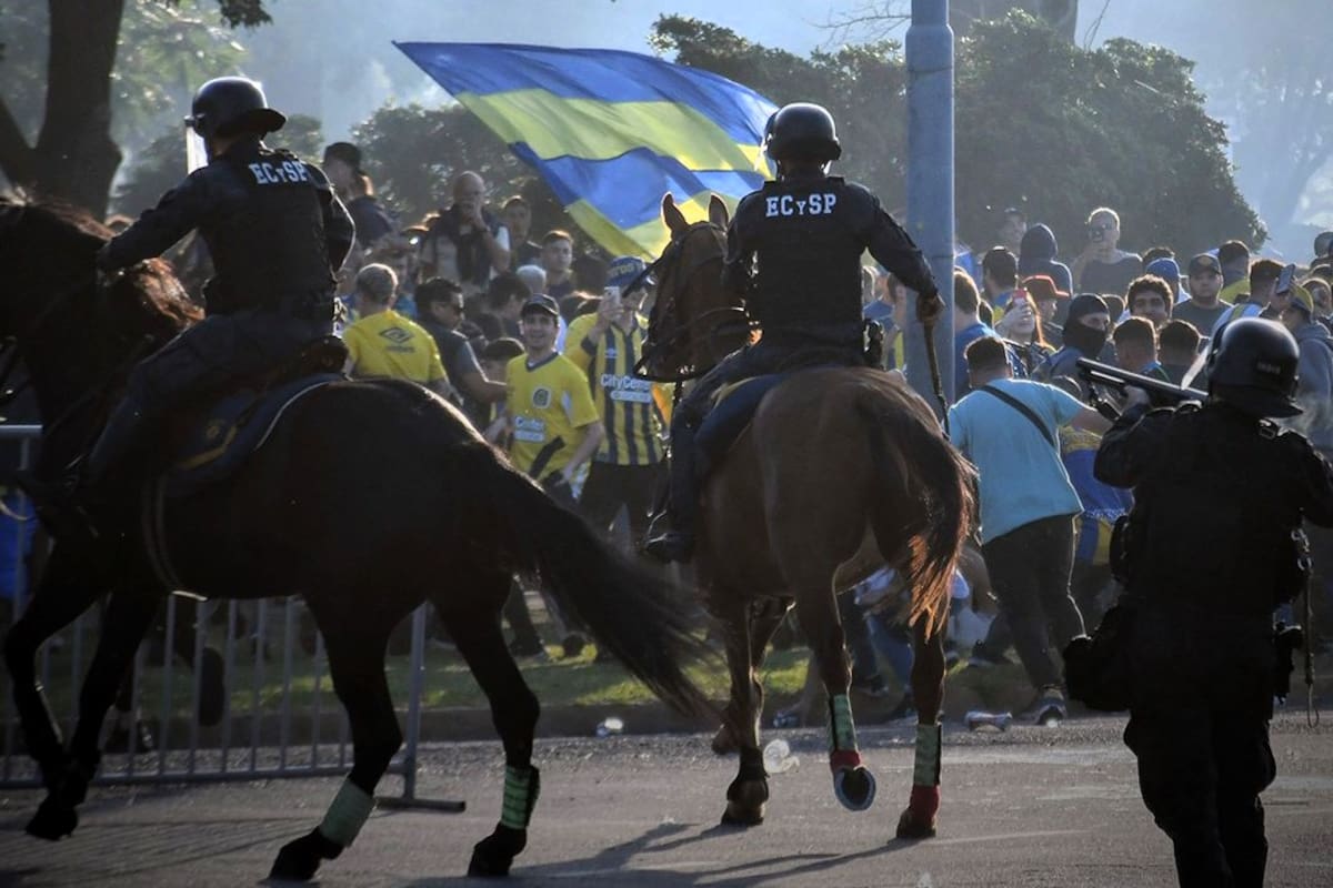 La dura represión policial de la policía contra los hinchas de Rosario Central, antes del partido ante Atlético Mineiro