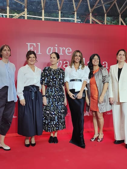 La duradora de la exhibición Sofía Dourron, Garbriela Ricardes, Carolina Herrera, María Belén Ludueña, Teresa Riccardi, directora del Museo de Artes Plásticas Eduardo Sívori y Helena Ferronato, de Museos de la Ciudad de Buenos Aires