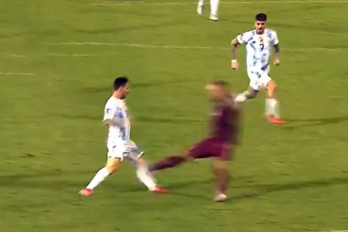 La durísima entrada de Luis Adrián Martínez contra Lionel Messi, que conllevó la tarjeta la roja para el defensor en Venezuela vs. Argentina, por la eliminatoria sudamericana para el Mundial Qatar 2022.