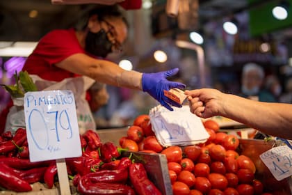 La economía europea logró un escaso crecimiento del 0,1% en los primeros tres meses del año, evitando por poco una recesión invernal en medio de la inflación que corroe la disposición de la gente a gastar (AP Foto/Manu Fernandez, File)