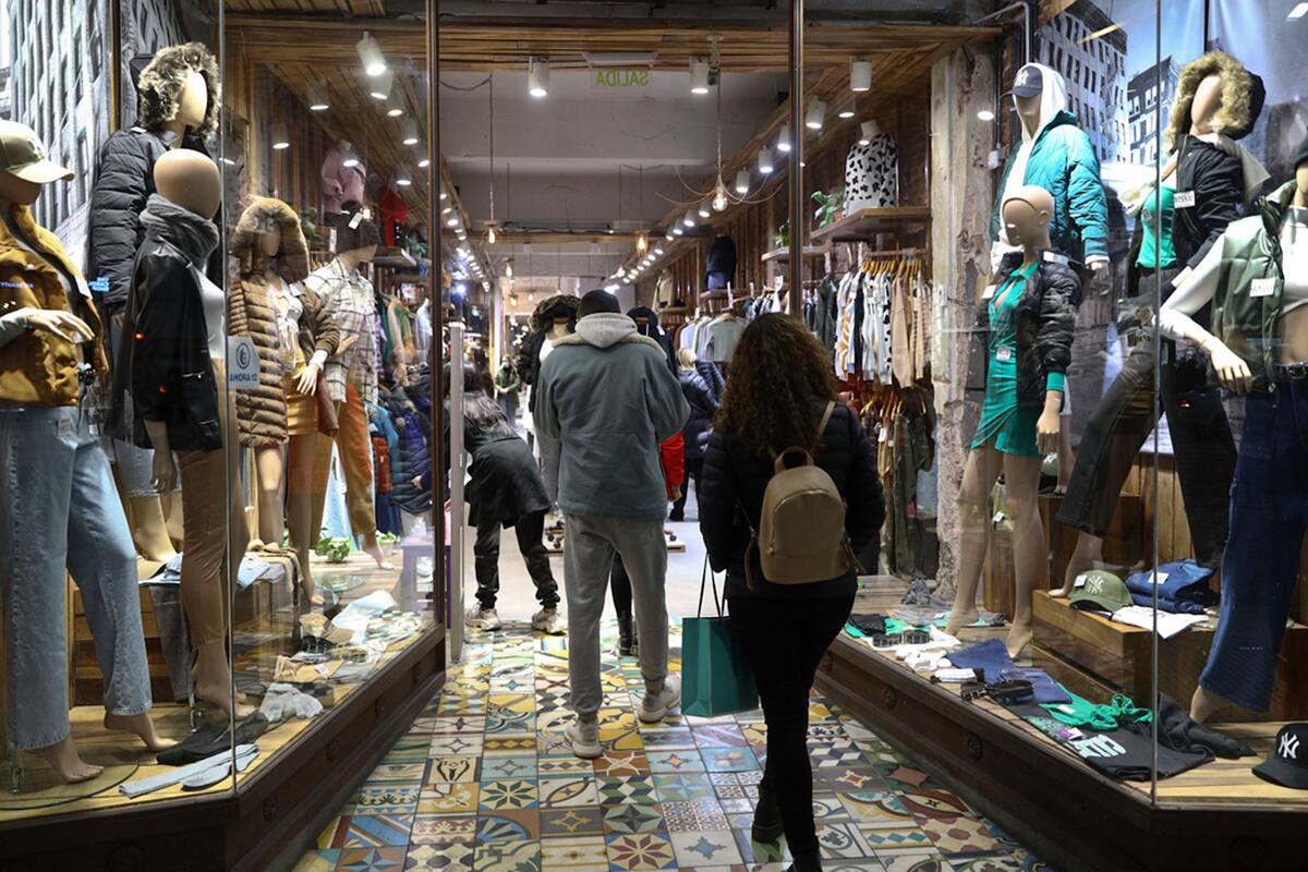 La economía registra dos frecuencias: una macro desordenada y "al borde del colapso", y el consumo en alza en distintos rubros, al menos hasta el primer semestre.