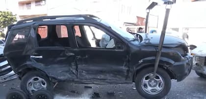 La EcoSport al momento de ser levantada por la grúa
