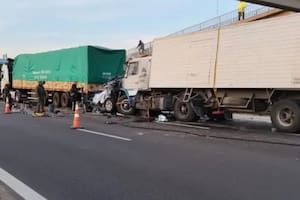 La EcoSport quedó atrapada entre dos camiones