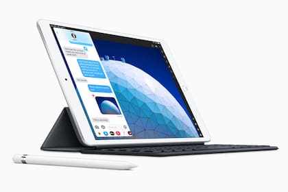 La edición 2019 del iPad Air junto a la funda con teclado y el lápiz para escribir en pantalla