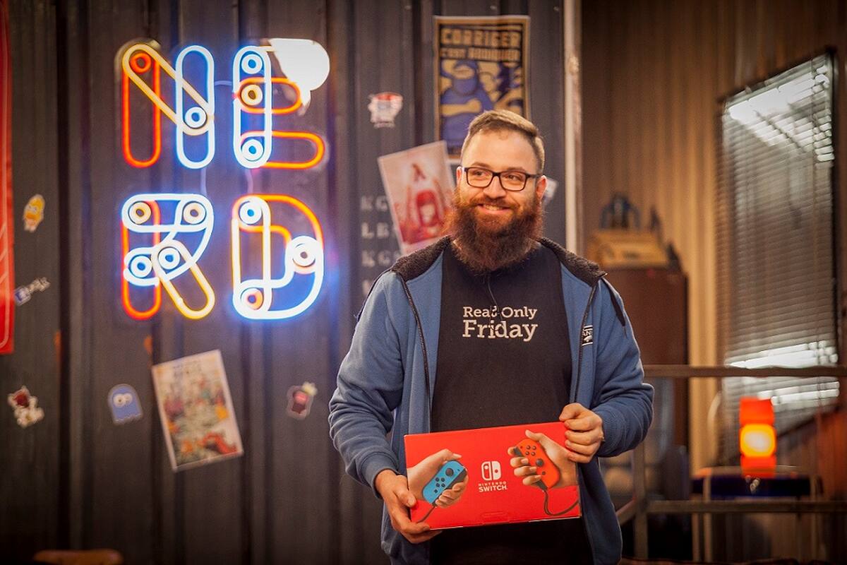 La edición 2020 de Nerdear.la fue la primera que se hizo en forma virtual; este año seguirá con esta modalidad, pero con un "móvil de exteriores" que recorrerá Buenos Aires. En la foto, Eduardo Casarero, uno de los organizadores