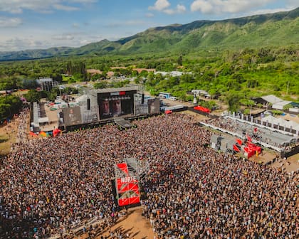 La edición 2027 llegará después de un Cosquín Rock 2026 que, de acuerdo con la organización, reunió a más de 90.000 personas y presentó a más de 100 artistas
