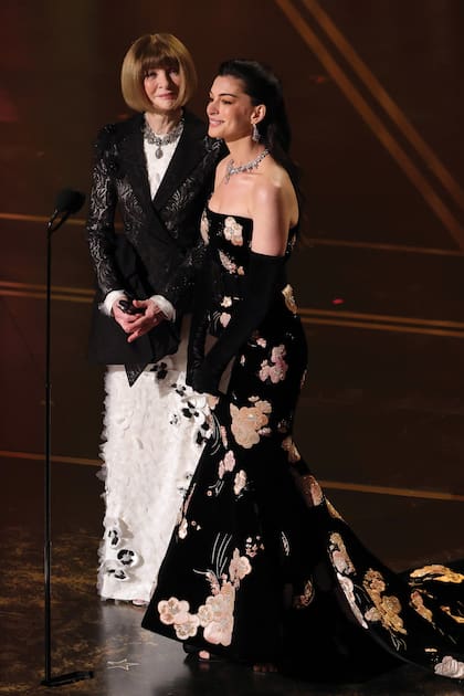La editora de moda Anna
Wintour, vestida por Dior, y
Anne Hathaway, con un traje
floral de Valentino y joyas de
Bvlgari, protagonizaron un
divertido skecth, recordando
que Anne intrepretó a la
asistente de la estricta
directora de una revista en
"El diablo viste a la moda"