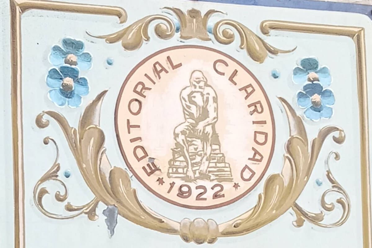 La editorial Claridad, emblema del grupo literario Boedo, se ubicaba en la avenida Boedo 837; por allí pasaron grandes plumas como César Tiempo, Roberto Arlt o Elías Caselnuovo y hoy, una placa la recuerda