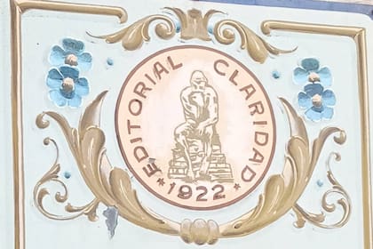 La editorial Claridad, emblema del grupo literario Boedo, se ubicaba en la avenida Boedo 837; por allí pasaron grandes plumas como César Tiempo, Roberto Arlt o Elías Caselnuovo y hoy, una placa la recuerda