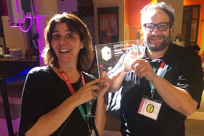 El sello argentino, de solo cuatro años, se llevó el premio en la destacada Feria del Libro Infantil italiana; lo recibieron sus directores, Luciana Kirschenbaum y Manuel Rud