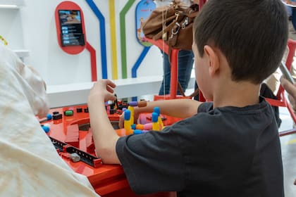 La educación STEM se consolidó en una tendencia entre padres jóvenes que quieren alejar a sus hijos de las pantallas