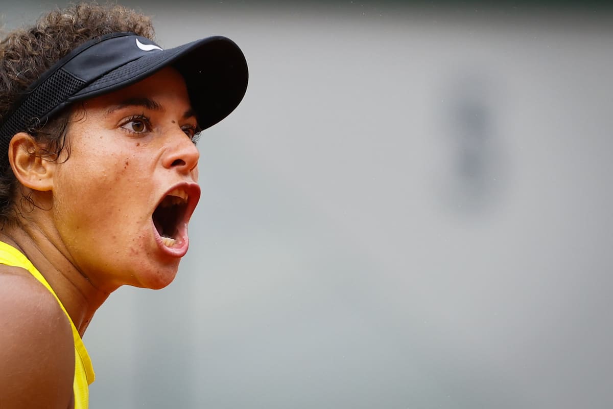 La egipcia Mayar Sherif jugando, en el Chatrier, contra Karolina Pliskova; fue la primera mujer de ese país en el main draw de un Grand Slam.