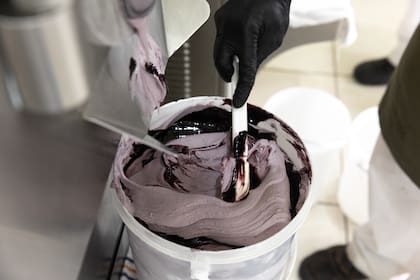 La elaboración del helado es 100% artesanal, con materia prima local de primera calidad.