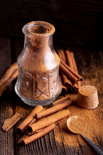 La elaboración es simple y no requiere productos adicionales. En un frasco limpio se colocan dos o tres ramas de canela, se agrega una taza de agua y otra de vinagre blanco y se deja reposar entre 12 y 24 horas