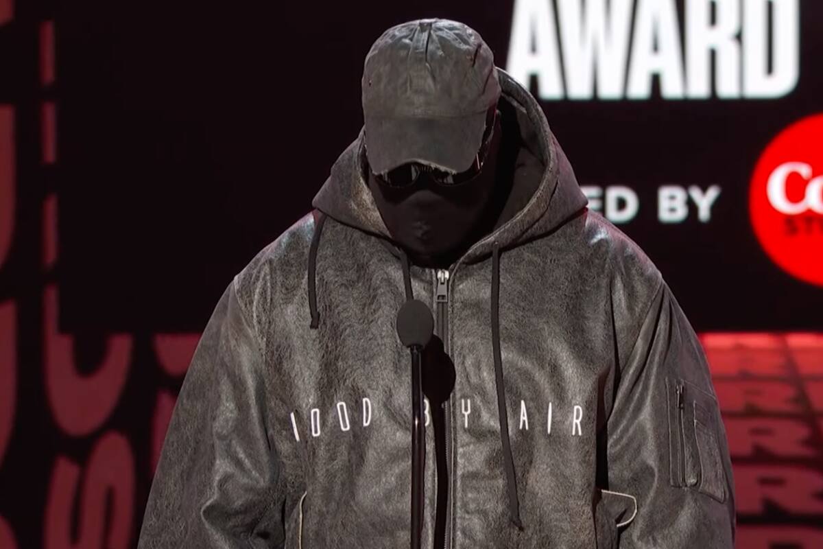 La elección de atuendo de Kanye West llamó la atención en los BET Awards