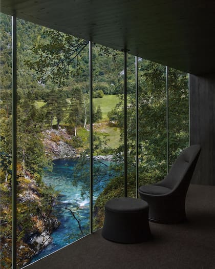 La elección de diseño no intervino el terreno, así cada cuarto logró vistas únicas con al menos una pared totalmente vidriada abierta al paisaje.
