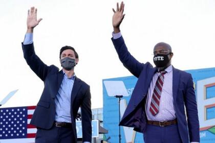 La elección de Jon Ossoff (izq.) y Raphael Warnock le da el control del Senado a los demócratas