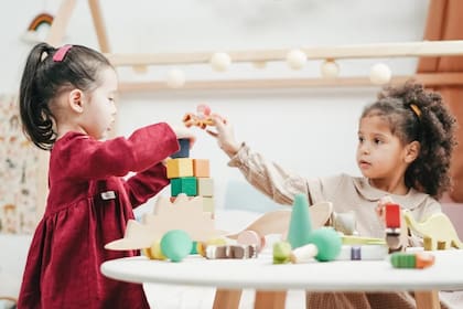 La elección de regalos para Navidad varía según la edad del niño que lo recibe (Foto Pexels)