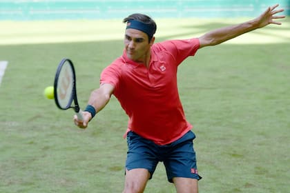 La elegancia de Roger Federer en un movimiento: una semana después de no presentarse en los 8vos de final de Roland Garros, el suizo debutó sobre el césped de Halle y venció al bielorruso Ilya Ivashka.