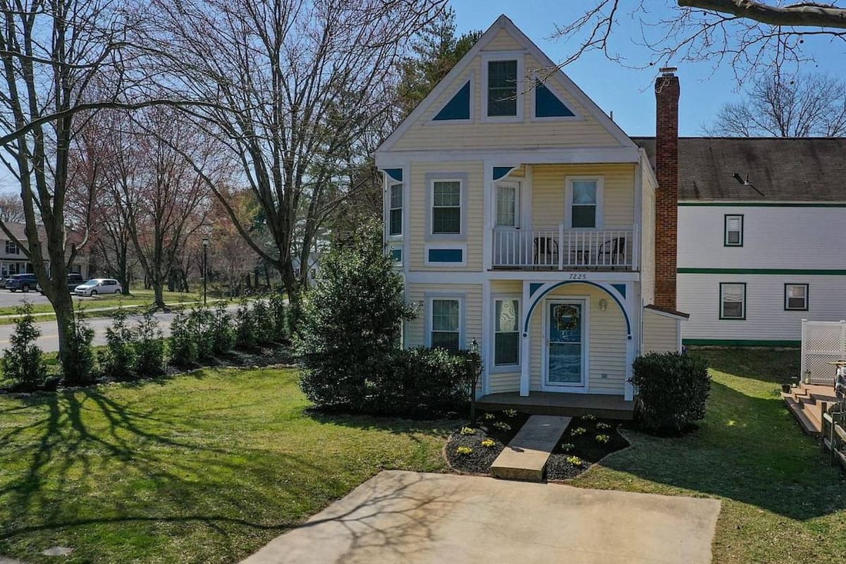 La elegante casa de estilo victoriano está enclavada cerca de un lago y es tentadora para los compradores, pero tiene un detalle que no es tan deseable