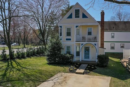La elegante casa de estilo victoriano está enclavada cerca de un lago y es tentadora para los compradores, pero tiene un detalle que no es tan deseable