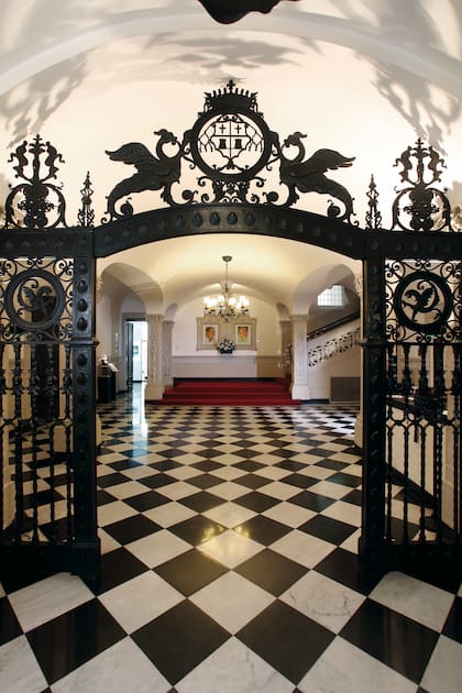 La elegante entrada al museo, por la calle Lafinur 2988. Los pisos y todos los detalles son originales, con un estilo español italiano que le dio el arquitecto Pirovano.