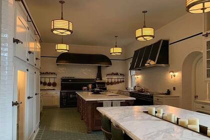 La elegante y amplia cocina de la casa recientemente vendida por Elon Musk, en Silicon Valley