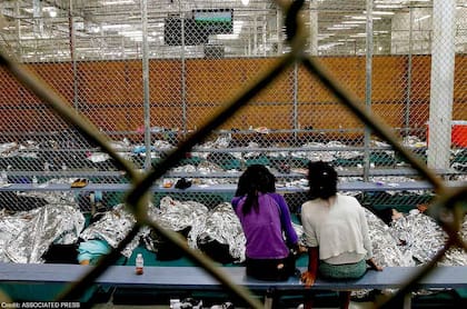 La eliminación de estos fondos complica la situación de los niños migrantes en los tribunales de inmigración, ya que muchos deberán enfrentar sus audiencias sin representación legal