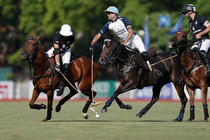 Adolfo Cambiaso traba el taco de Gonzalo Pieres (h.), ante Facundo Pieres; La Dolfina cortó una serie de tres años de Ellerstina como campeón de Hurlingham.