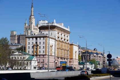 La embajada de Estados Unidos en Moscú, Rusia, el martes 11 de mayo de 2021. (Foto AP/Alexander Zemlianichenko, archivo)