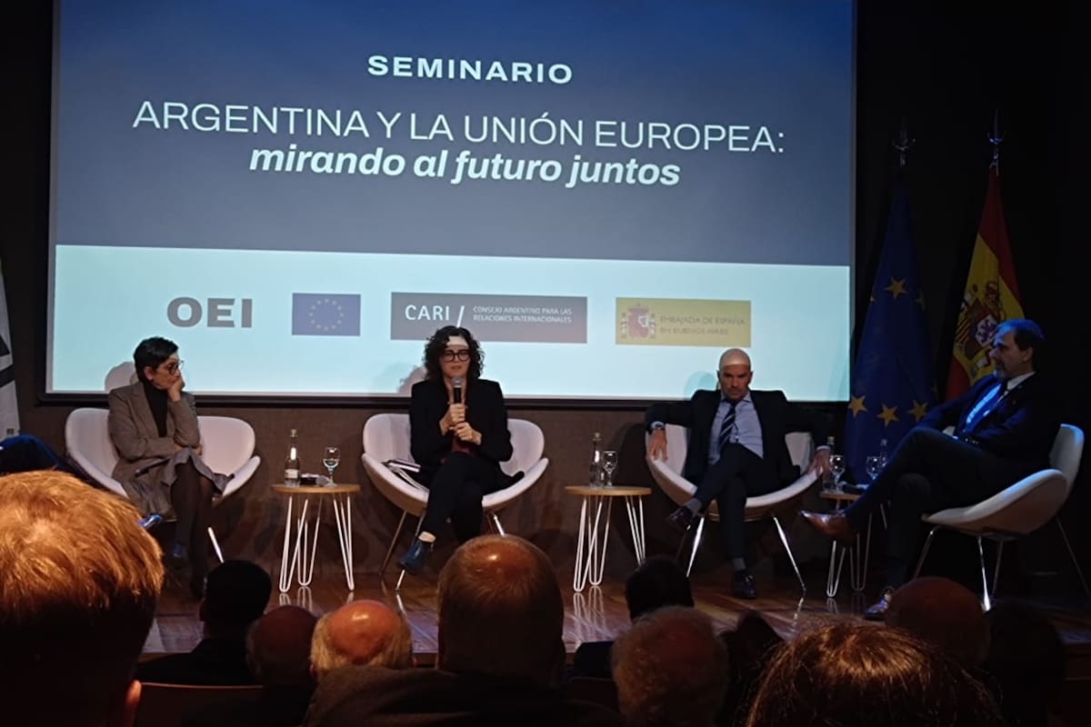 La embajadora Alonso; la secretaria Cecilia Todesca y el embajador Sánchez Rico, ayer en la sede de la OEI