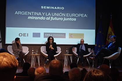 La embajadora Alonso; la secretaria Cecilia Todesca y el embajador Sánchez Rico, ayer en la sede de la OEI