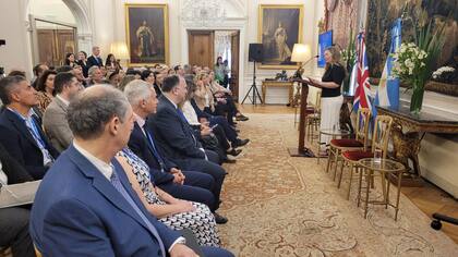 La embajadora británica, Kirsty Hayes, durante el encuentro de ayer