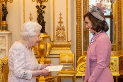 La embajadora de Panamá en Reino Unido, Natalia Royo de Hagerman, con la reina Isabel en 2019