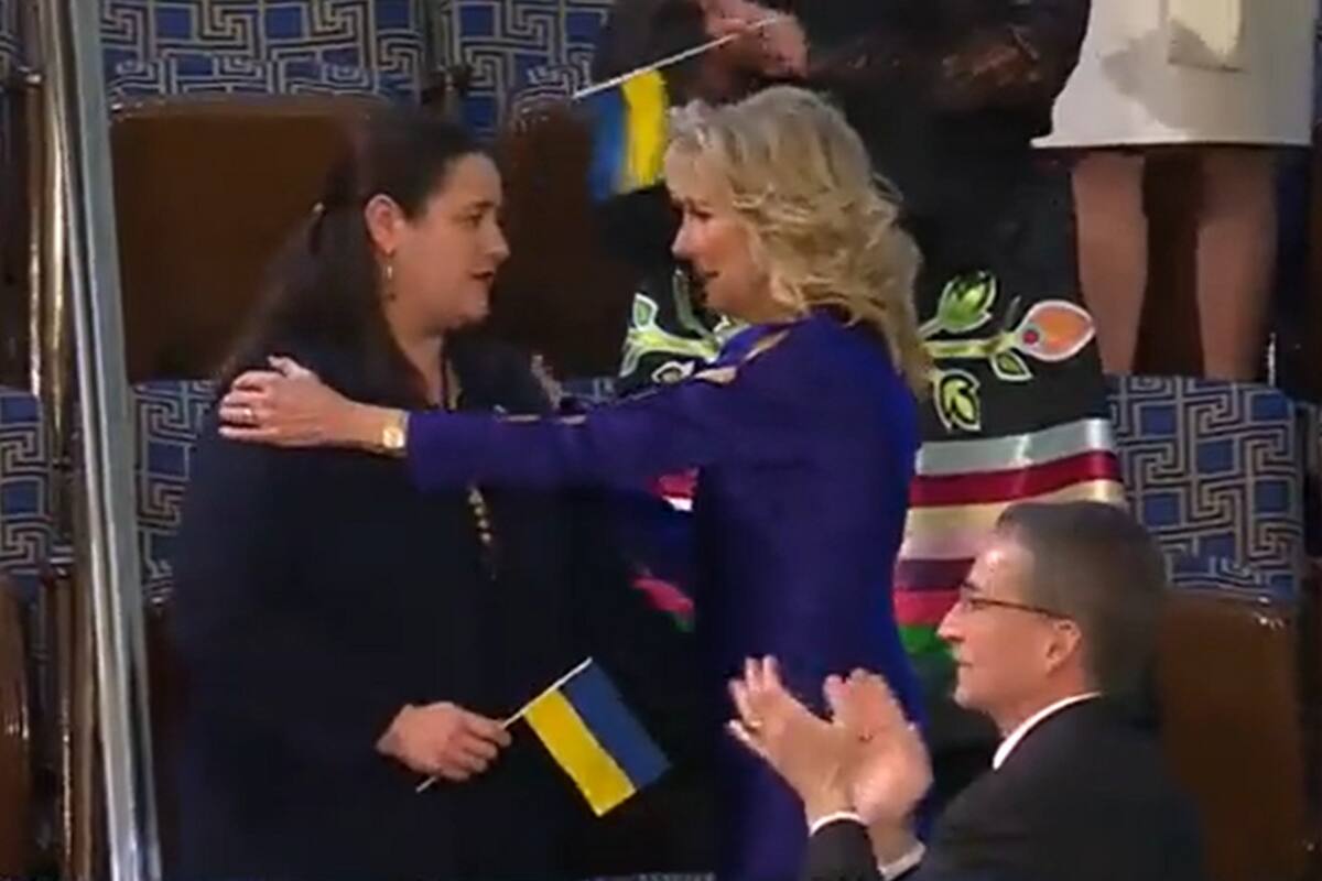 La embajadora de Ucrania en Washington, Oksana Markarova, junto a la primera dama, Jill Biden