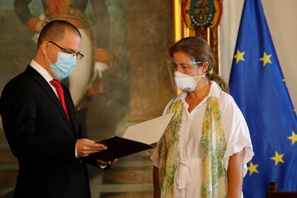 La embajadora europea recibe de manos del canciller Arreaza la carta de persona non grata