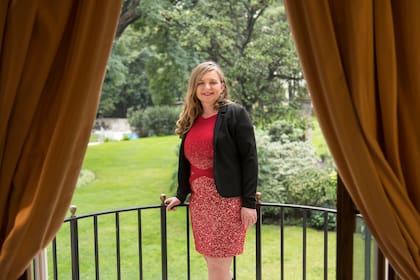 La embajadora Gran Bretaña, Kirsty Hayes, en uno de los balcones que dan al jardín. Una adaptación posterior a los tiempos de los Madero Unzué