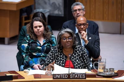 La embajadora y representante de los Estados Unidos ante las Naciones Unidas, Linda Thomas-Greenfield, se dirige a los miembros del Consejo de Seguridad de la ONU durante una reunión sobre la no proliferación de armas nucleares, el miércoles 24 de abril de 2024, en la sede de las Naciones Unidas