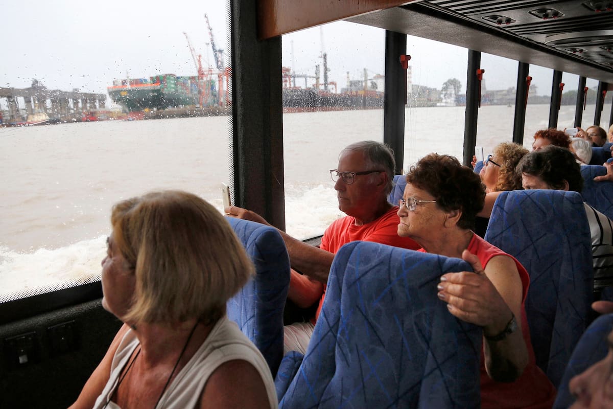 La embarcación camino a Puerto Madero en su viaje inaugural