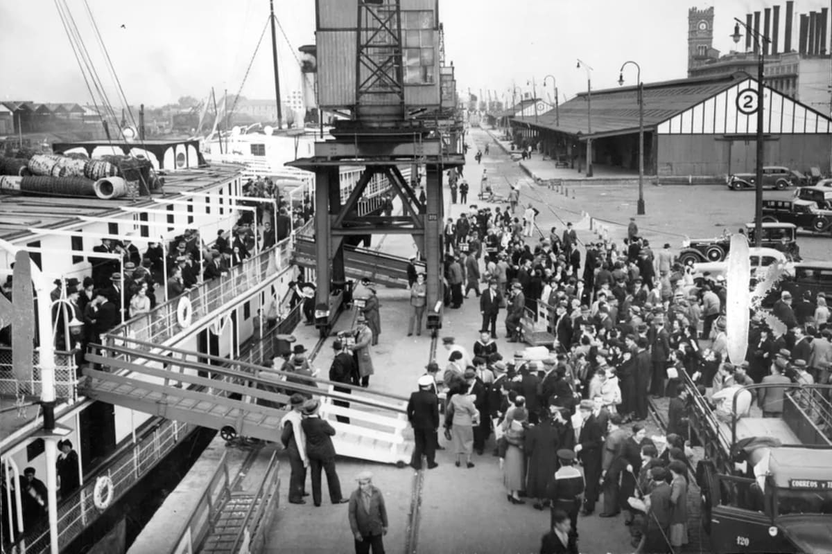 La embarcación Ciudad de Asunción en el puerto de Buenos Aires